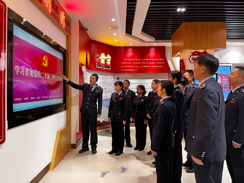 时间：2024年7月23日，地点：昆明市晋宁区税务局永乐大街办公区党建文化展厅，主题：开展二十届三中全会宣传教育