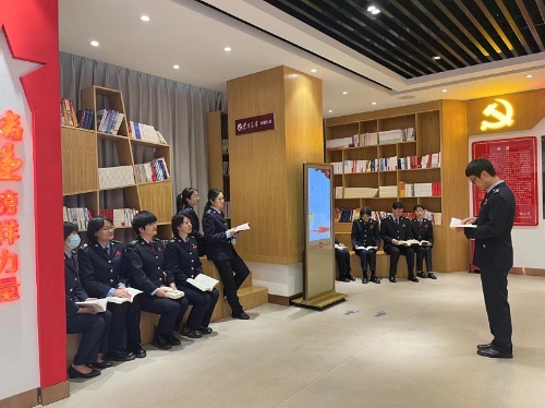 时间：2024年4月11日，地点：昆明市晋宁区税务局永乐大街办公区一楼展厅阅读区，主题：开展“益书常为友  清风常相伴“读书日活动