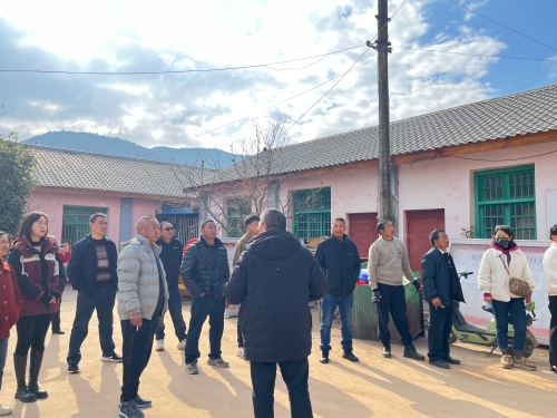 8.张自有副乡长向代表汇报双河农村区域养老服务中心建设项目情况