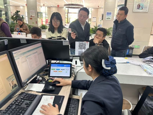 践行“我陪群众走流程”