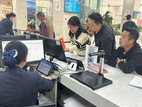 践行“我陪群众走流程” (2)